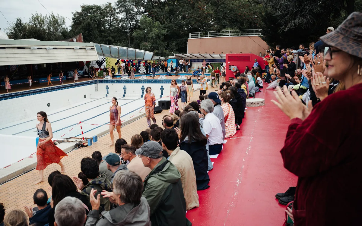L'heure du bain : Battle de danse par la boom électro dans la piscine