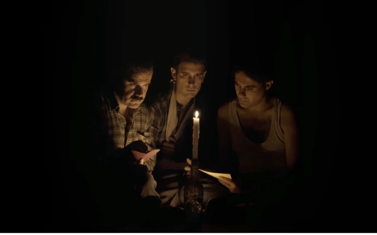 Projection : Tres hombres no pueden ocultarse bajo la tapa de un puchero
