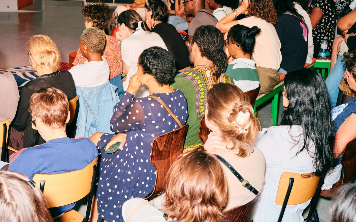 Rien sur nous sans nous : pair-aidance, neurodivergences et accessibilité à Paris