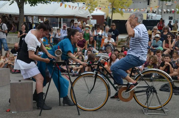 Frou-Frou : rétropédalage historique pour en découdre avec la robe
