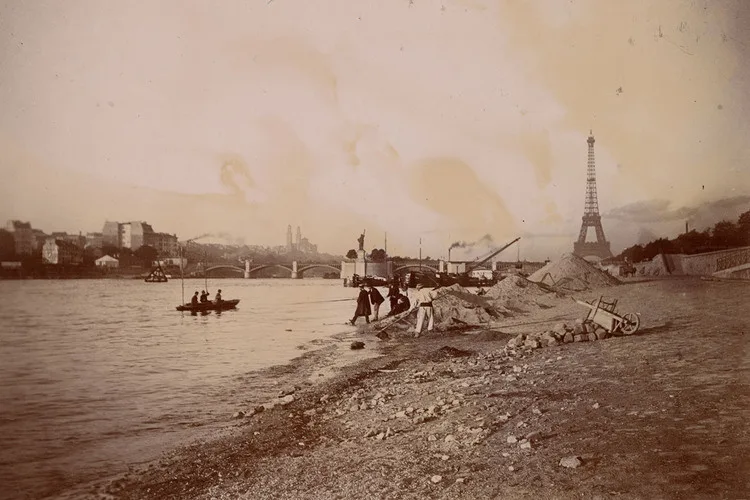 A Vision of Paris: The Roxane Debuisson Collection at Stanford