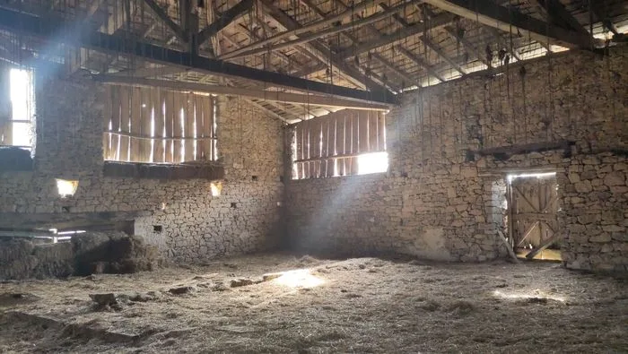 Réhabilitation frugale et bioclimatique d’une ancienne écurie et d’un séchoir à tabac