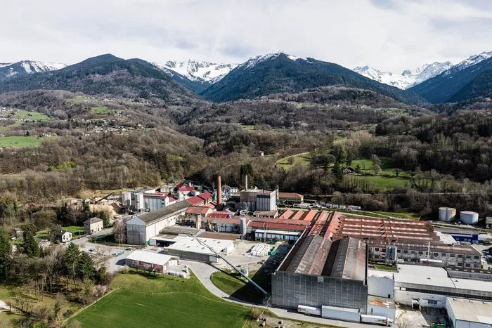 Visitez La Rochette Cartonboard, dernière cartonnerie française à produire du carton plat à base de fibres vierges