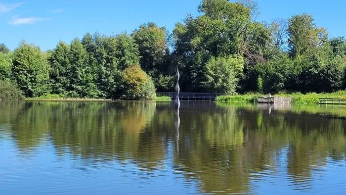 Sculpture géante sur le plan d’eau de Frans