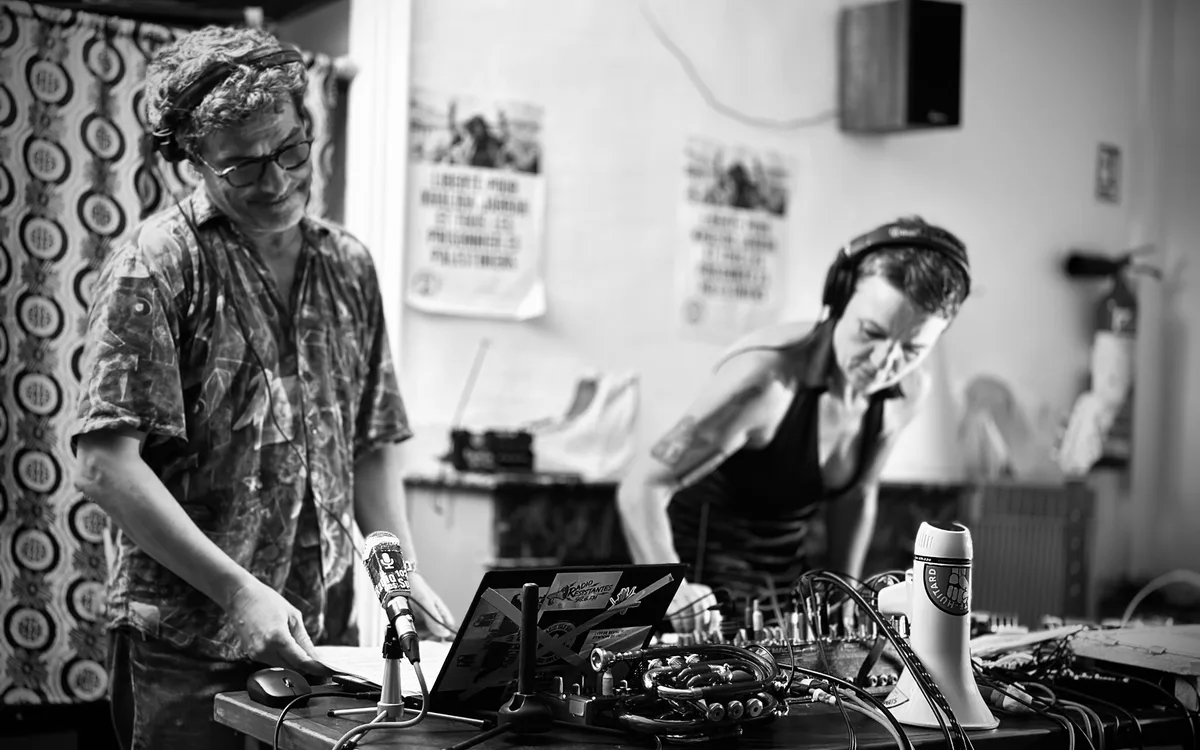 Le silence des pantoufles : duo noise radiosonique