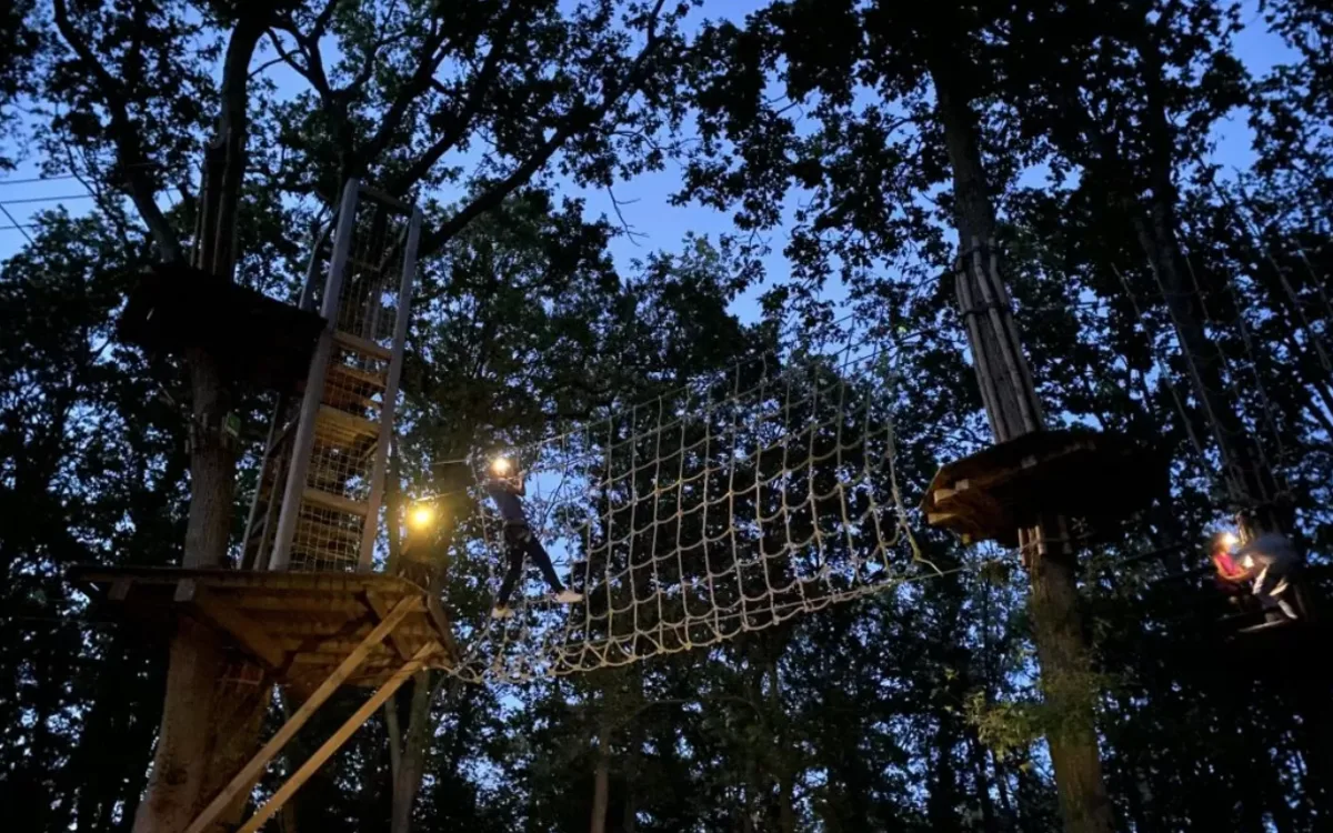 Les parcours nocturnes d'accrobranches à Accrocamp