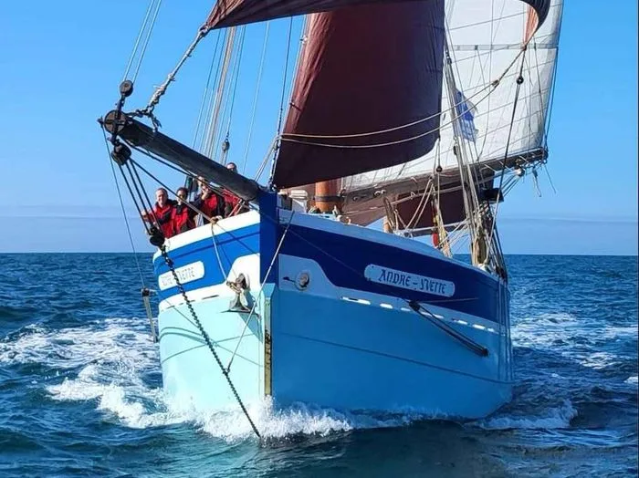 Rejoignez l’île d’Ilur en embarquant sur un bateau du patrimoine !