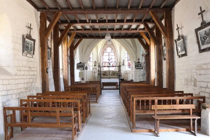 Découvrez un magnifique gisant dans une église romane