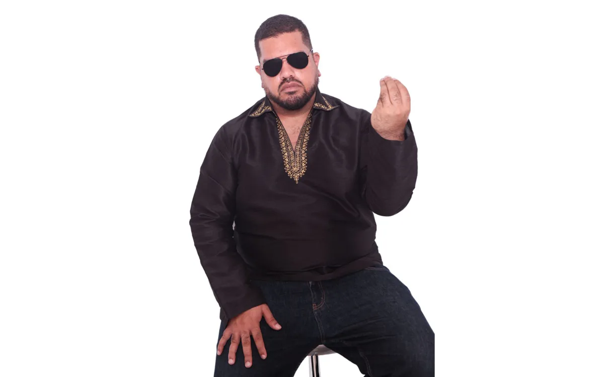 Masood Boomgaard débarque à Paris avec son spectacle « Self-Help Singh »