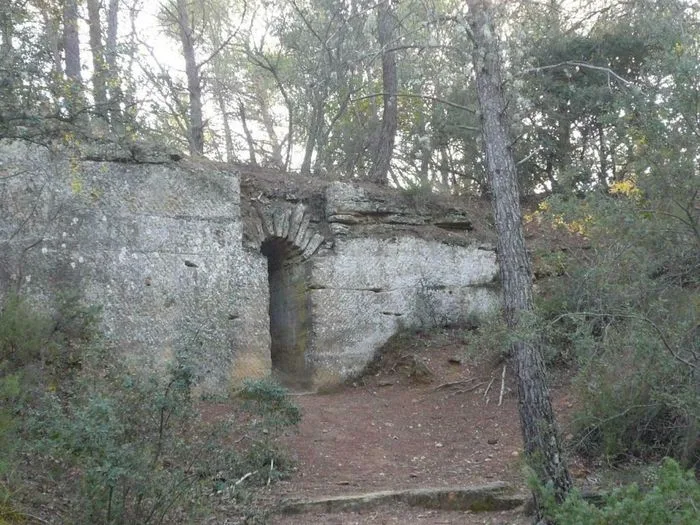 Le long de l'aqueduc romain de Traconnade à Peyrolles
