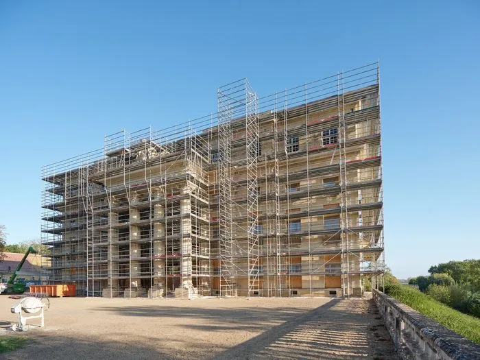 Levez les yeux ! C'est le chantier au château de Bénouville !