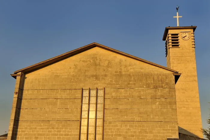 Visitez librement une église au style résolument moderne